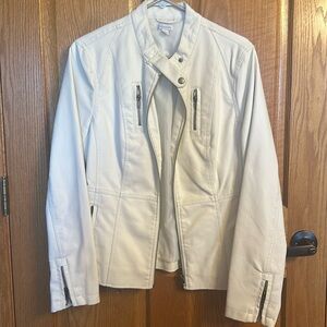 Woman’s cream/white coat worn 1x. Nice fitted flattering style.